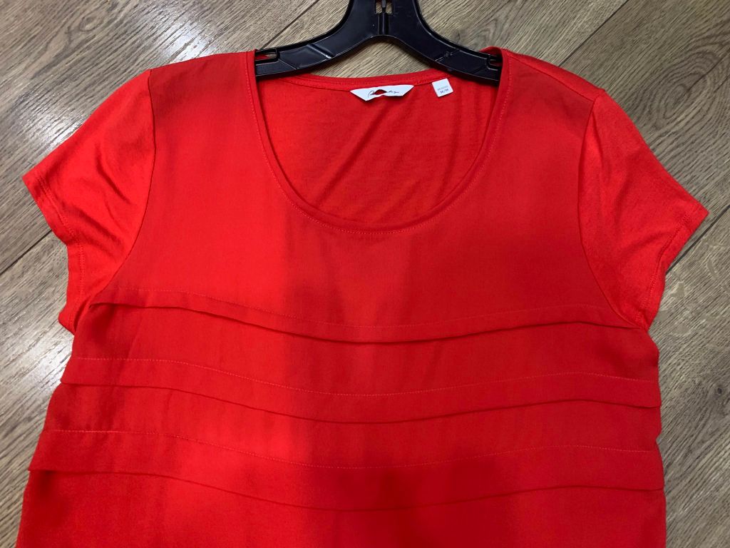 Áo Reitmans đỏ tầng phối thun