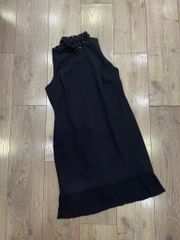 ĐẦM TAYLOR ĐEN CỔ CƯỜM SÁT NÁCH