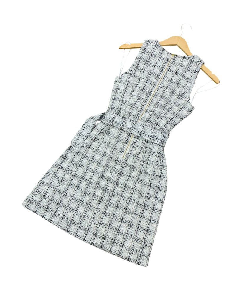 ĐẦM TAYLOR SÁT NÁCH CARO XÁM