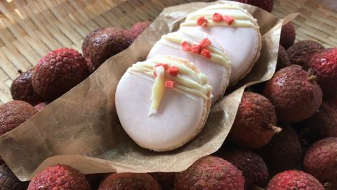 Cách làm bánh macaron vải lạ miệng, đẹp mắt ngọt ngào