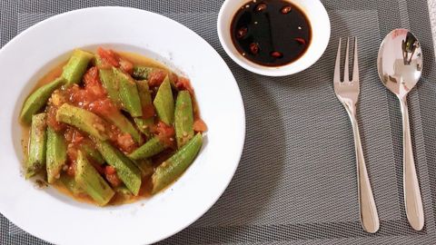 Cách làm đậu bắp xào cà chua chay thanh đạm hương sắc bắt mắt