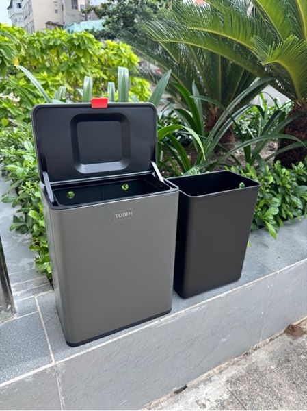 Thùng rác inox TREO TỦ TOBIN có lõi bên trong có miếng dán
