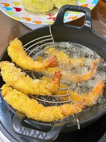 Chảo gang Tempura mỏ chim kèm giá gác.
