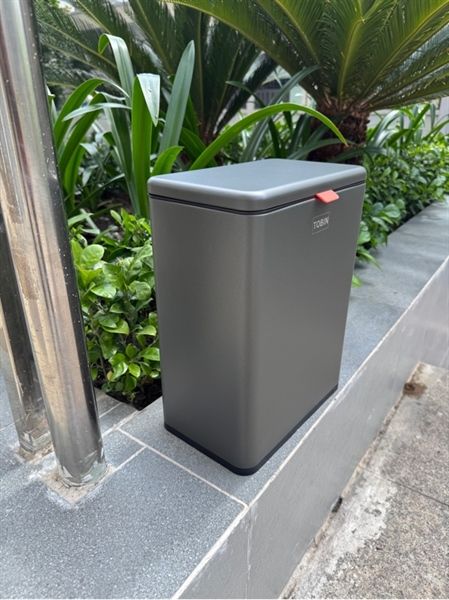 Thùng rác inox TREO TỦ TOBIN có lõi bên trong có miếng dán
