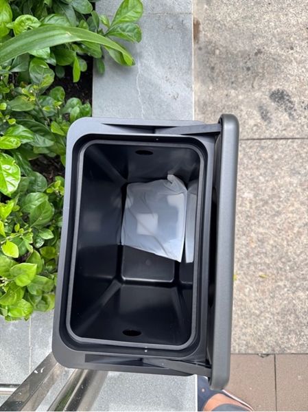 Thùng rác inox TREO TỦ TOBIN có lõi bên trong có miếng dán