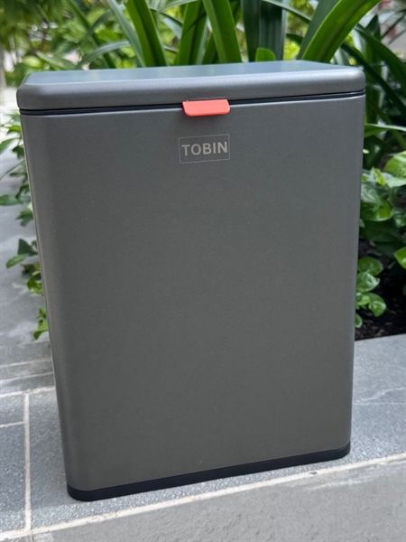 Thùng rác inox TREO TỦ TOBIN có lõi bên trong có miếng dán