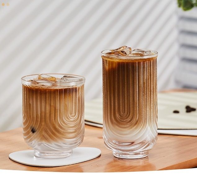 Ly thủy tinh hoa văn chữ U