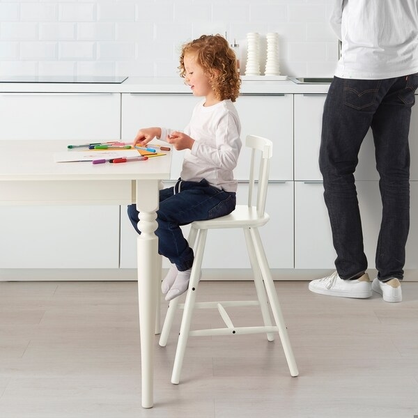 Ghế ăn trẻ em thông minh của Ikea sẽ khiến các bé yêu của bạn được trải nghiệm ăn uống một cách thoải mái và an toàn hơn. Với thiết kế thông minh và chất liệu cao cấp, ghế ăn trẻ em Ikea không chỉ đáp ứng nhu cầu dinh dưỡng mà còn tạo cảm giác thoải mái cho bé khi ăn.