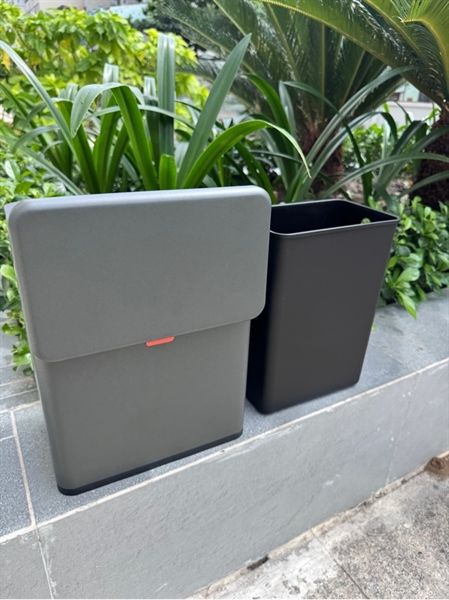 Thùng rác inox TREO TỦ TOBIN có lõi bên trong có miếng dán