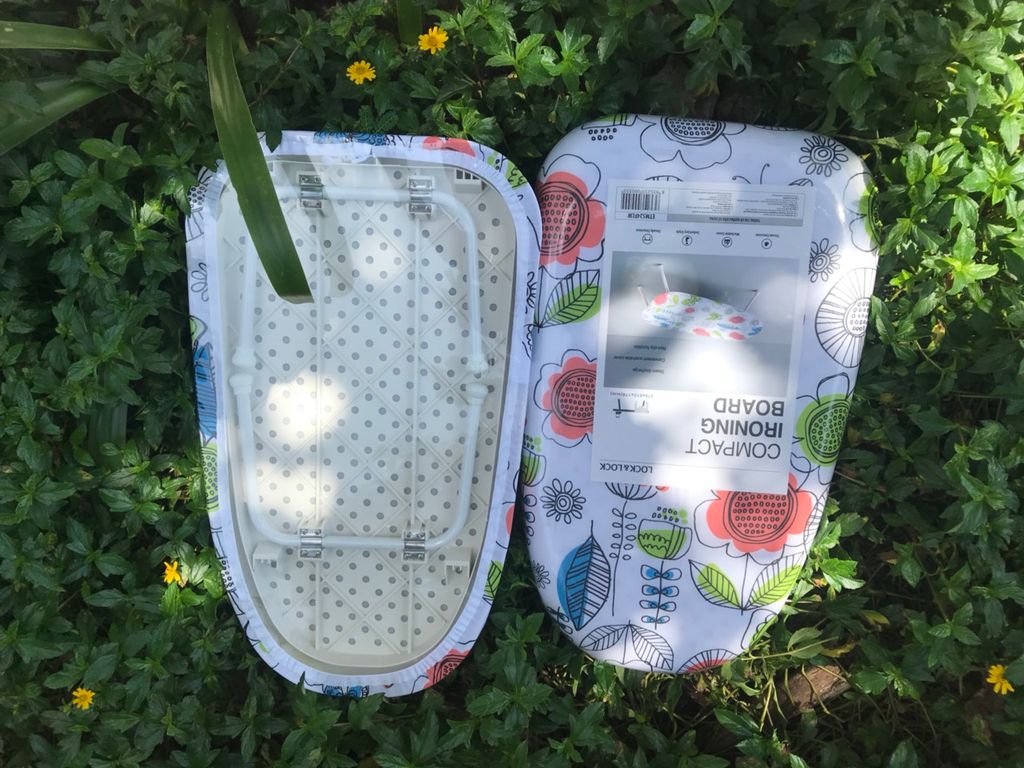 Bàn để ủi quần áo Lock Lock xếp gọn loại thấp