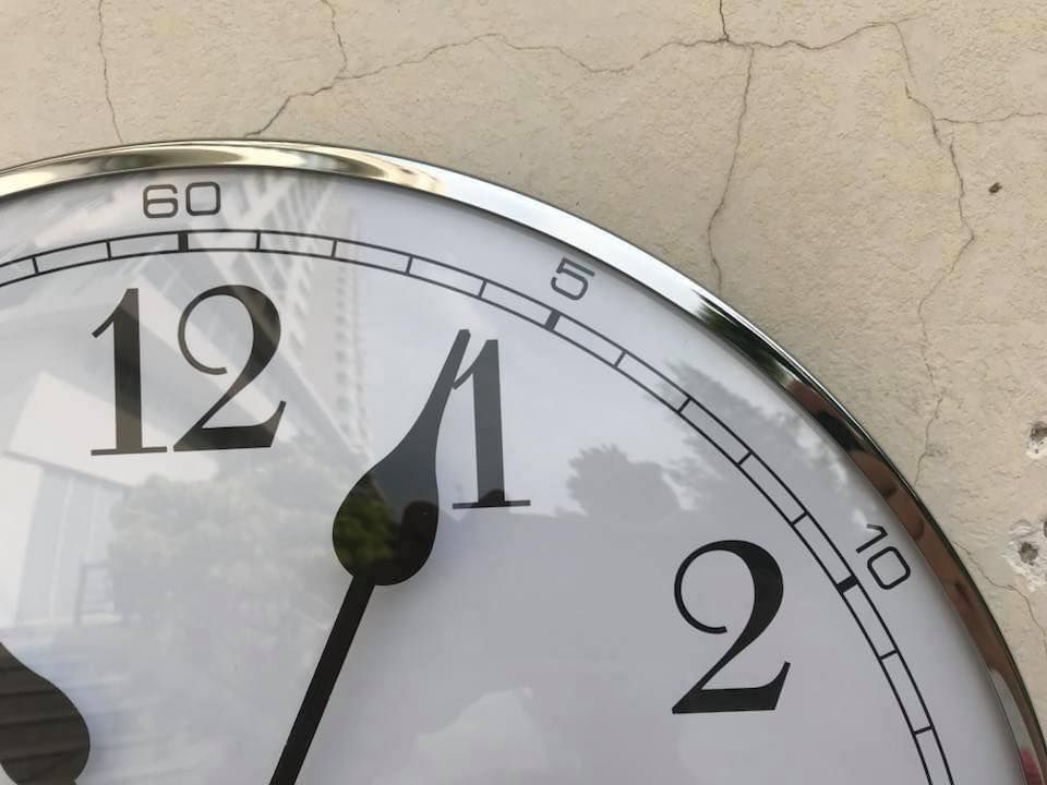 Đồng hồ treo tường siêu mỏng mặt lồi