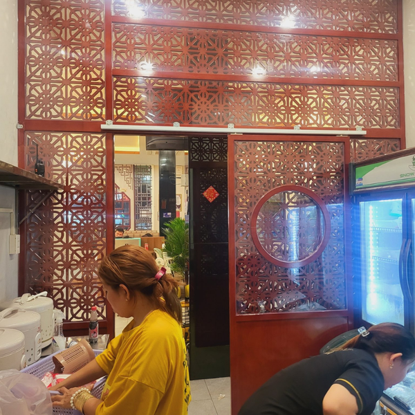  Vách ngăn cửa lùa kết hợp mica trong CL44 