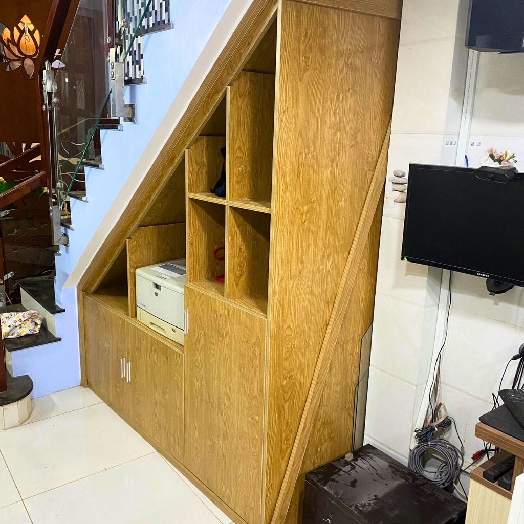 Kệ cầu thang gỗ công nghiệp KCT03