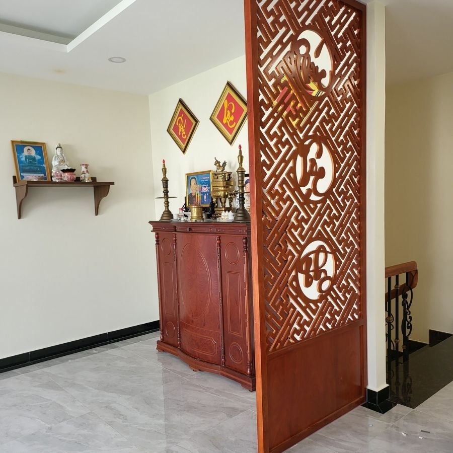 Vách phòng thờ kết hợp bàn gia tiên gỗ sồi PT17