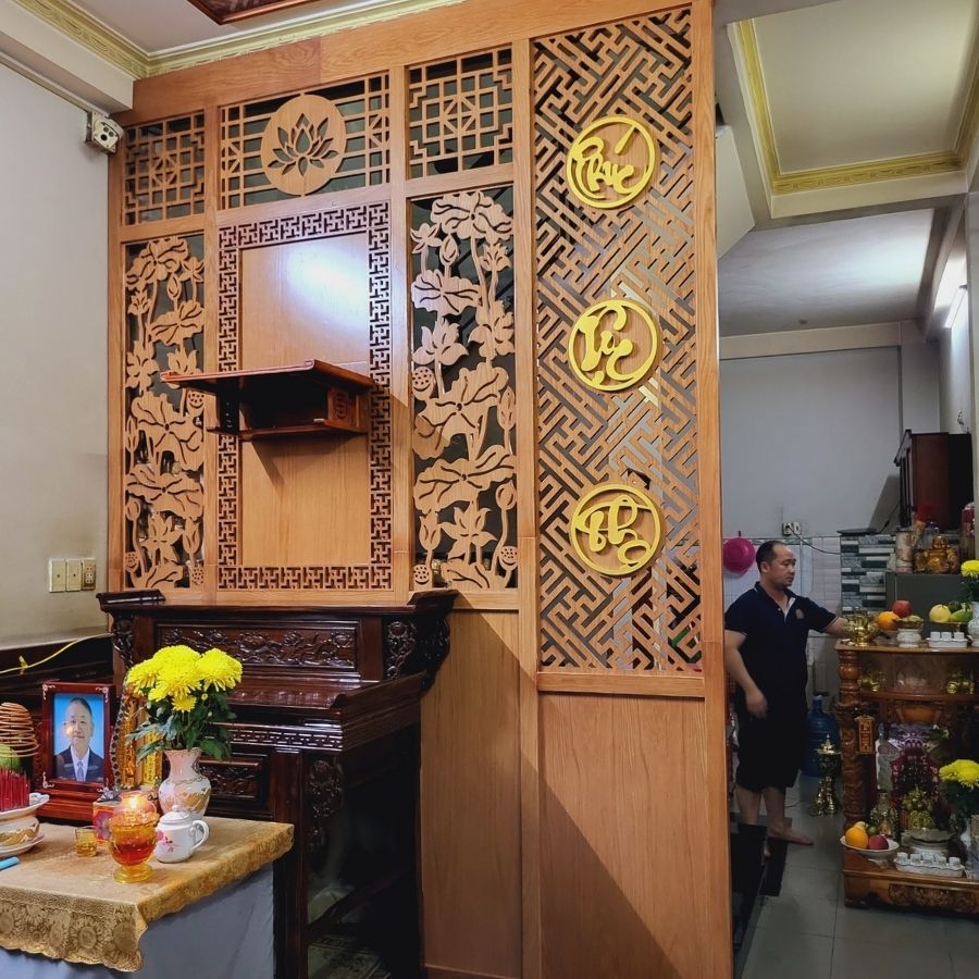 Vách ốp phòng thờ bằng gỗ PT25