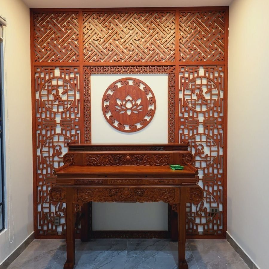 Vách ốp phòng thờ kết hợp bàn thờ gia tiên 2 tầng gỗ muồng PT30