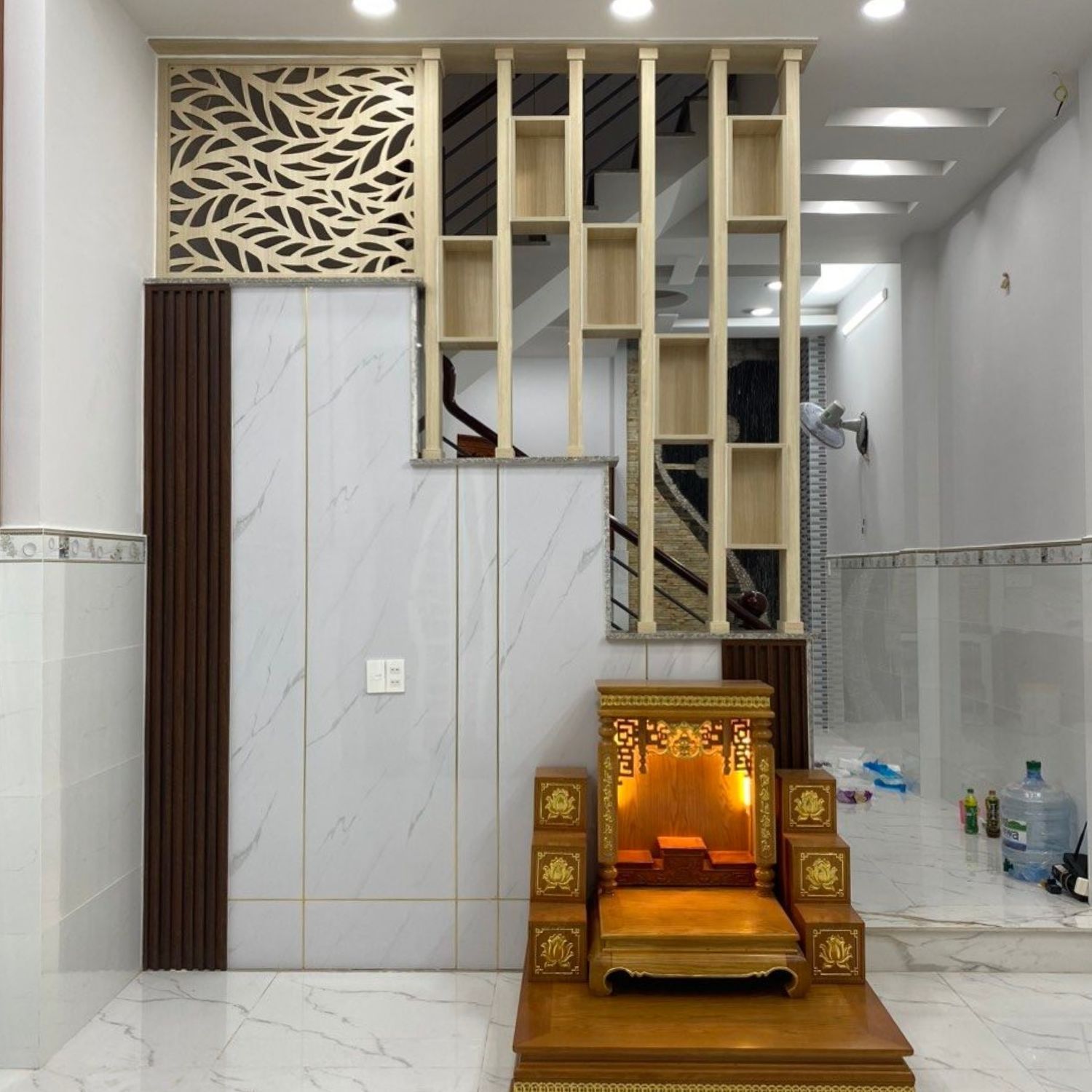 Vách ngăn cầu thang tam cấp Giải pháp đẹp và tiện ích cho không gian sống
