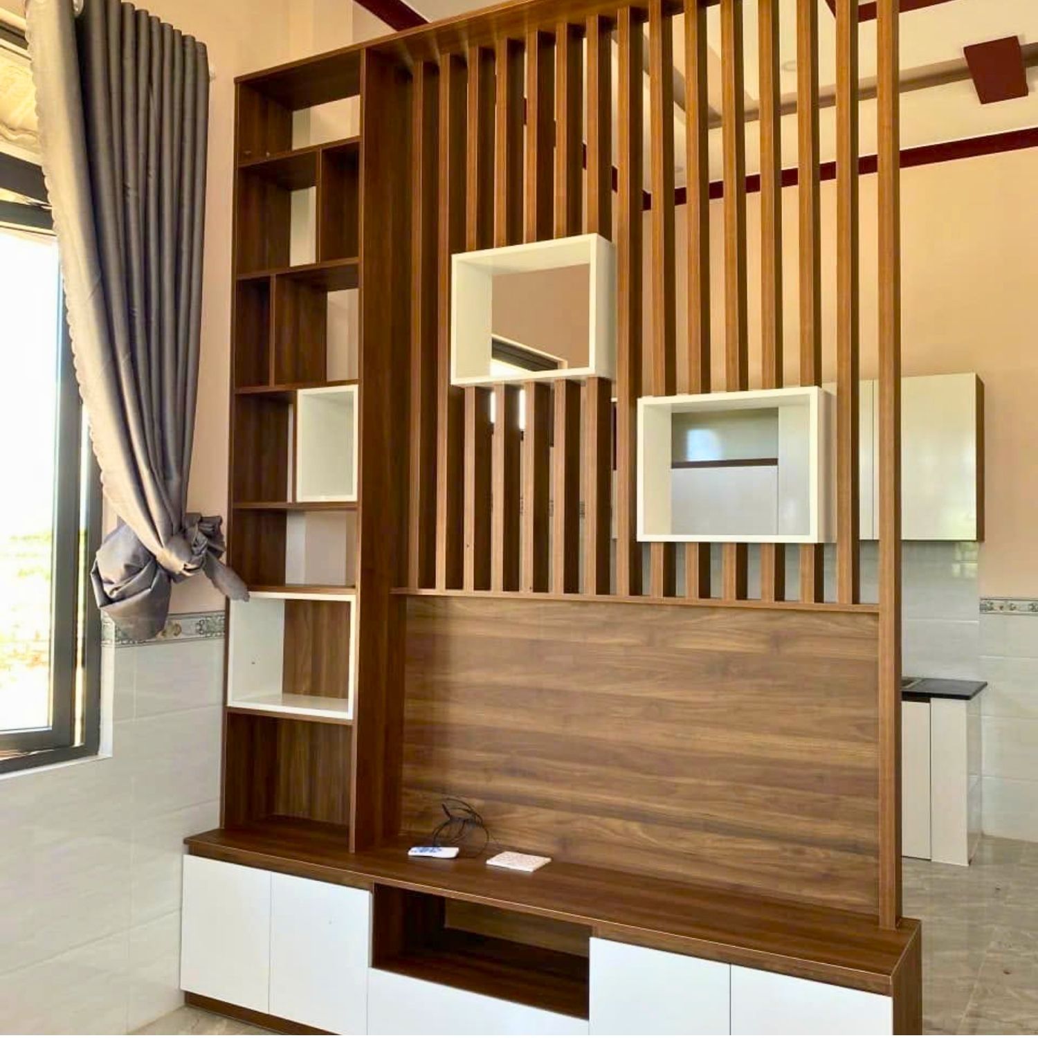  Vách ngăn phòng khách và bếp PK131 