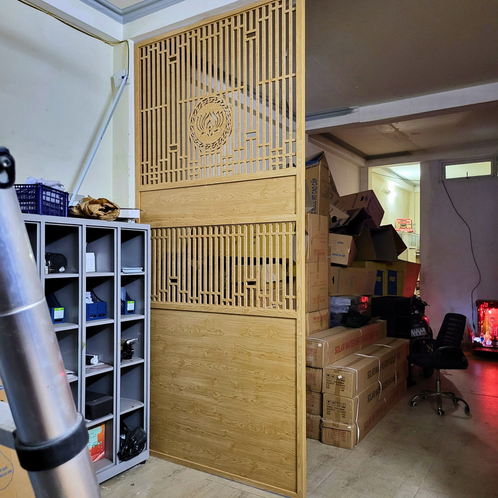 Vách ngăn phòng khách và bếp bằng gỗ đẹp PK118