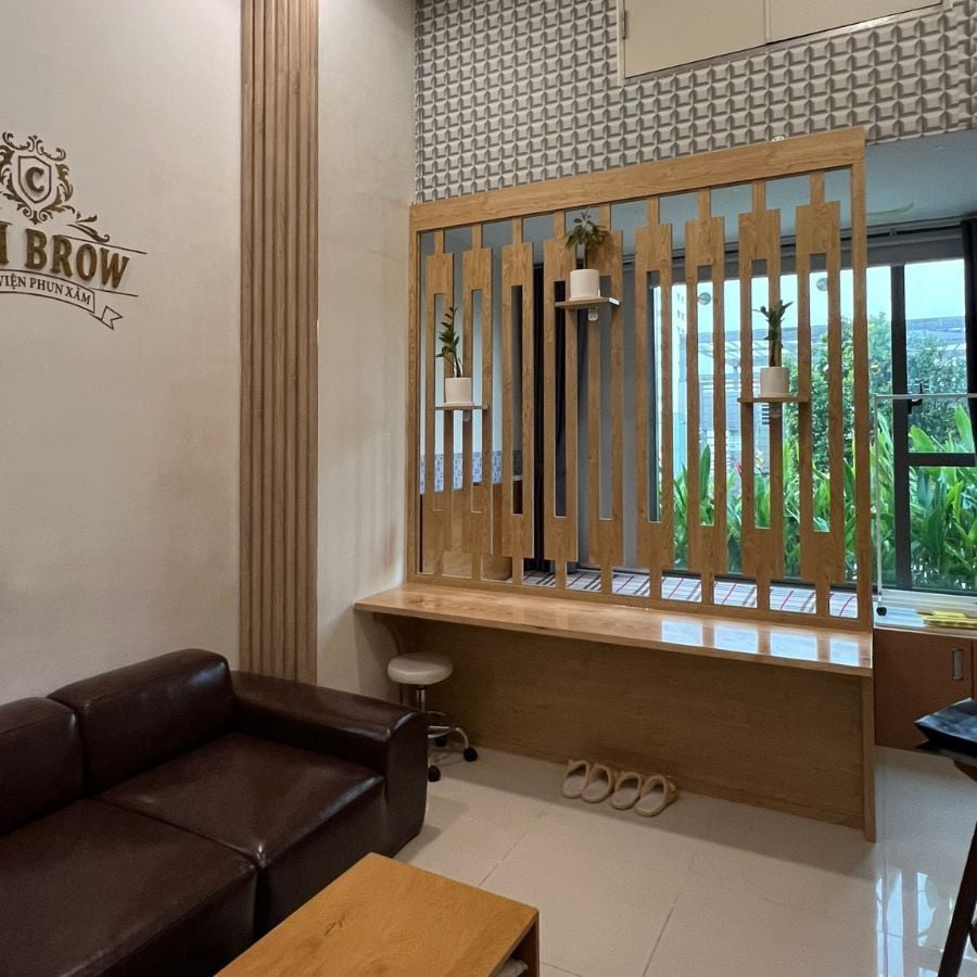 Vách ngăn phòng ngủ màu gỗ sáng PN13