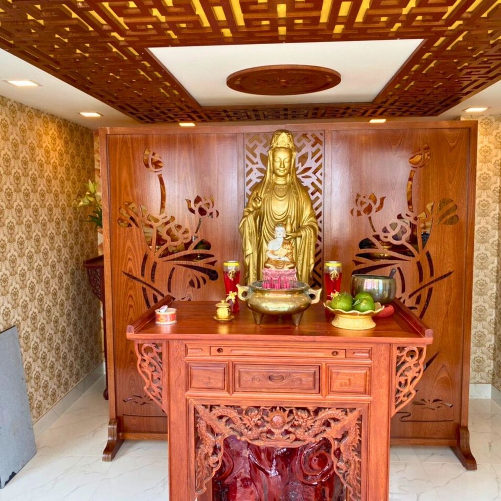 Vách ngăn phòng thờ với phòng khách PT168