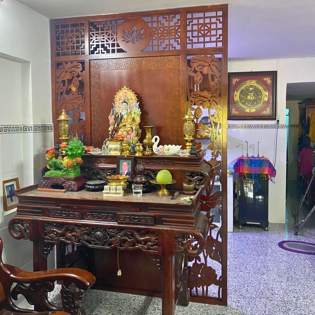 Mẫu vách ngăn bàn thờ đẹp PT151