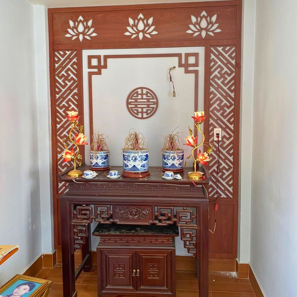 Vách bàn thờ nhà phố PT38