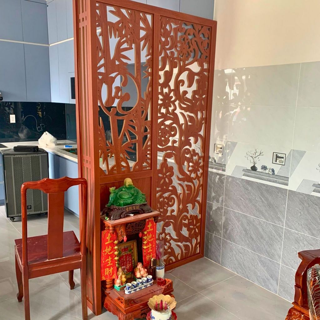 Vách ngăn phòng thờ với phòng khách PT143