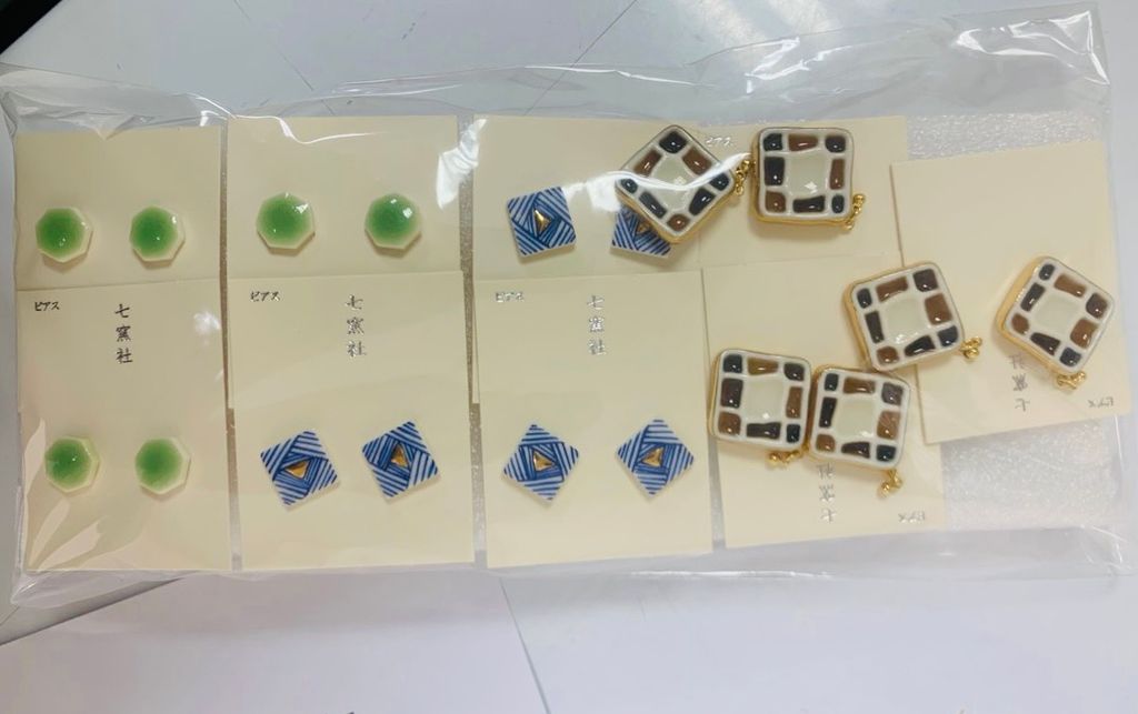 Bông tai trang sức kim loại