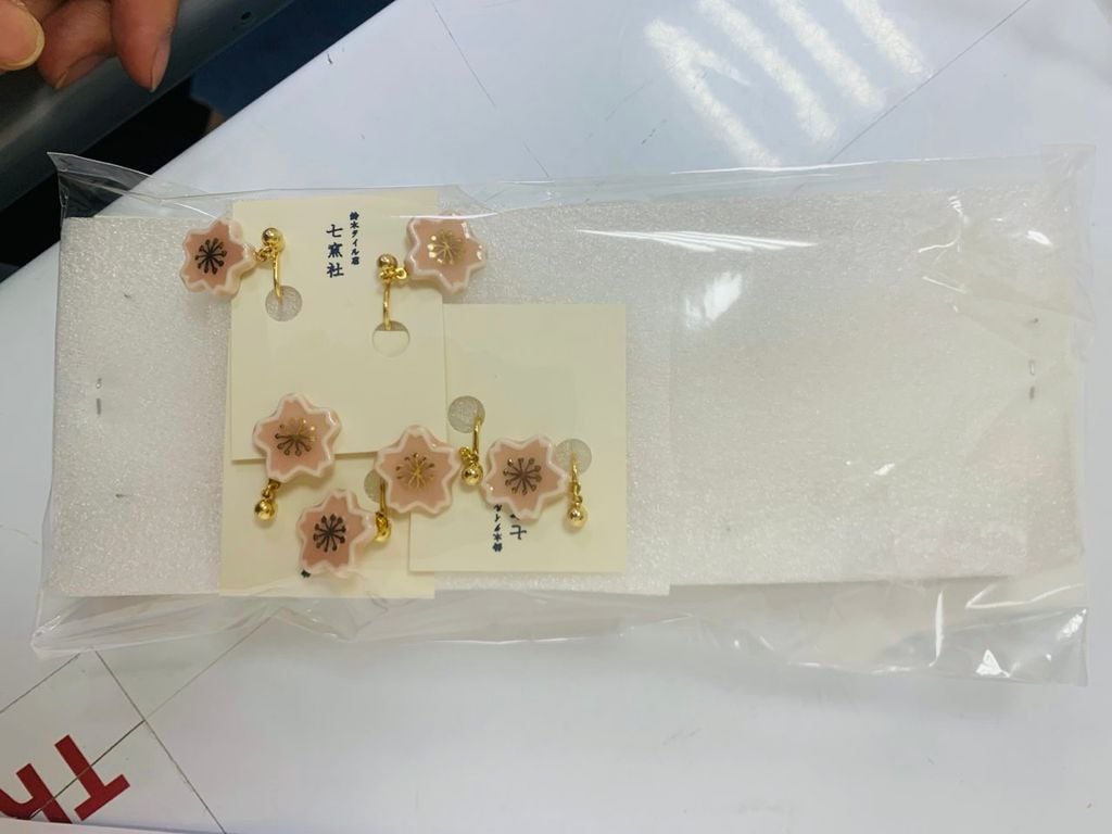 Bông tai trang sức kim loại