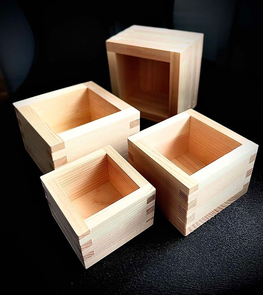Hộp vuông bằng gỗ để đựng cốc