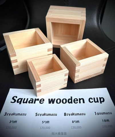 Hộp vuông bằng gỗ để đựng cốc