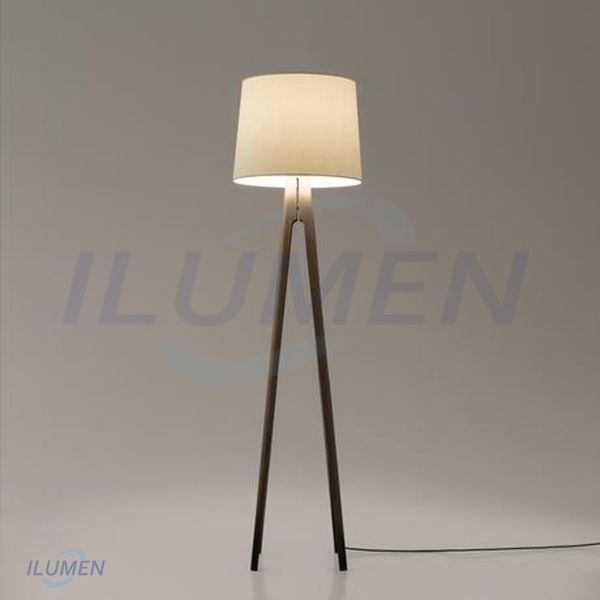  Đèn sàn bốn chân bằng đồng nhẹ 