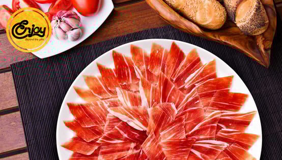 Đùi lợn muối được cắt lát công phu