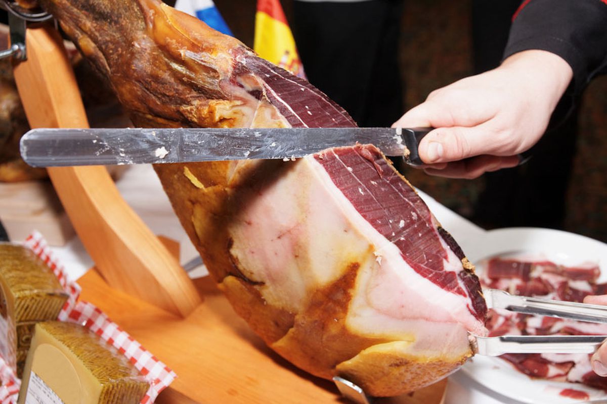 Jamón là món ăn không thể thiếu trong nền ẩm thực Tây Ban Nha