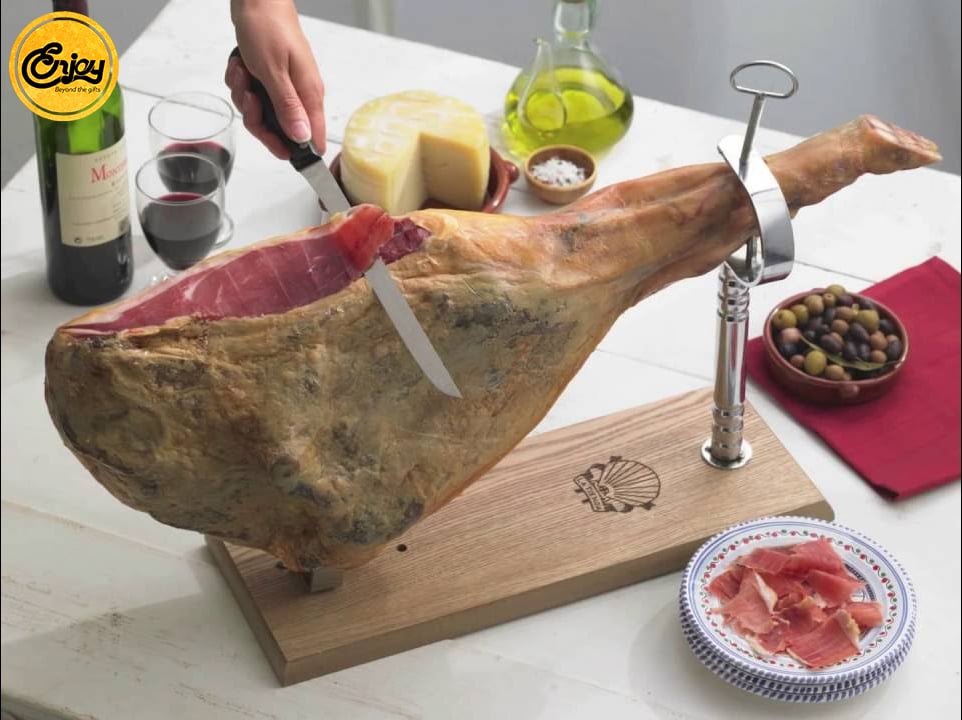 Đùi heo muối Iberico kết hợp với rượu vang và hạt olive sẽ là sự kết hợp hoàn hảo.