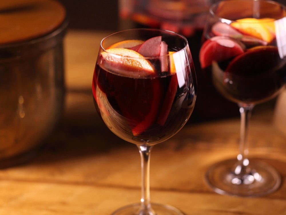 Thêm một ly rượu hoa quả Sangria cho mùi vị đậm đà