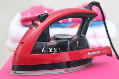 Bàn là hơi nước Panasonic NI-W410TSRRA