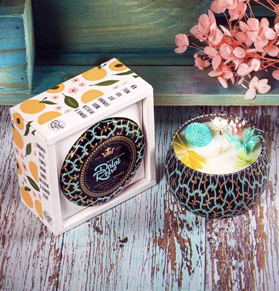 Nến thơm, 120g, hộp, mẫu hộp thiếc hoa văn, hương nectarine and bamboo, Dalat Retro