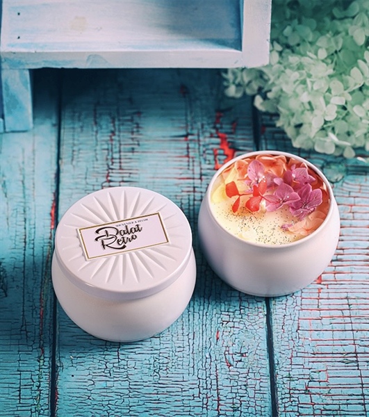 Nến thơm, 120g, hộp, mẫu hộp thiếc hoa văn, hương saffon and sandal wood, Dalat Retro