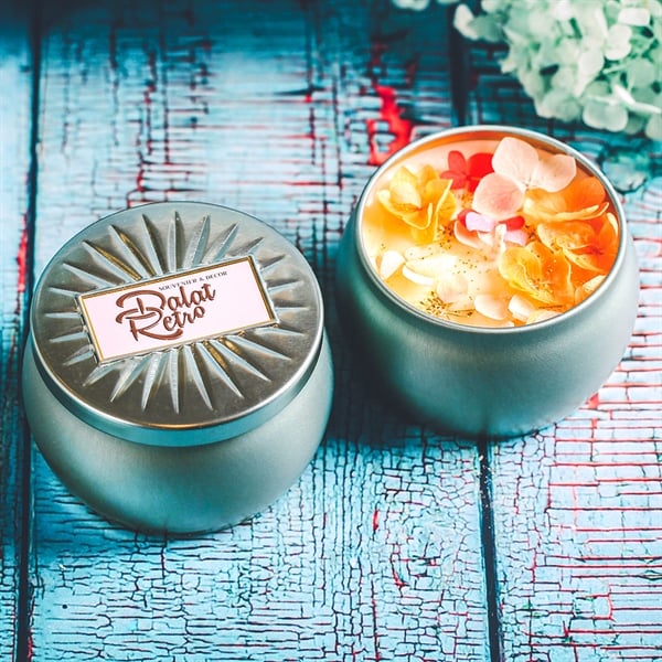 Nến thơm, 120g, hộp, mẫu hộp thiếc hoa văn, hương seasalt breeze, Dalat Retro