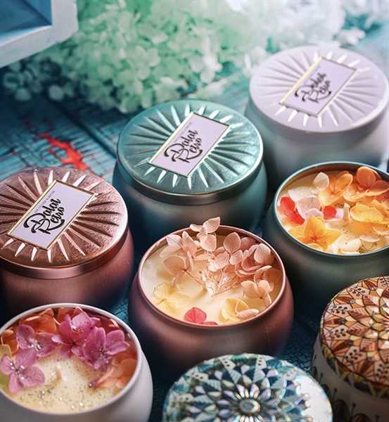 Nến thơm, 120g, hộp, mẫu hộp thiếc hoa văn, hương saffon and sandal wood, Dalat Retro