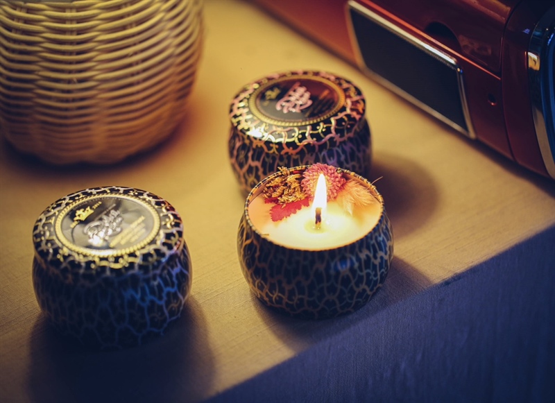 Nến thơm, 120g, hộp, mẫu hộp thiếc hoa văn, hương hamimelon and pear, Dalat Retro