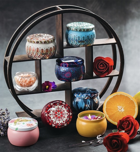 Nến thơm, 120g, hộp, mẫu hộp thiếc hoa văn, hương saffon and sandal wood, Dalat Retro