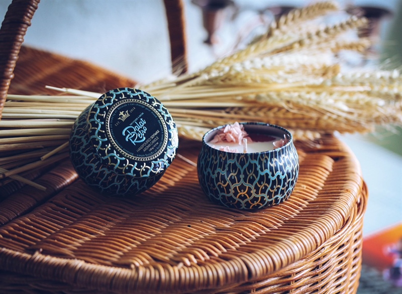 Nến thơm, 120g, hộp, mẫu hộp thiếc hoa văn, hương nectarine and bamboo, Dalat Retro