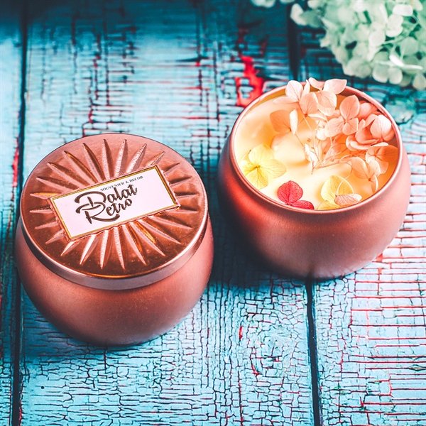 Nến thơm, 120g, hộp, mẫu hộp thiếc hoa văn, hương blanc velvet, Dalat Retro