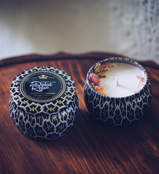 Nến thơm, 120g, hộp, mẫu hộp thiếc hoa văn, hương hamimelon and pear, Dalat Retro