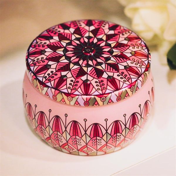 Nến thơm, 120g, hộp, mẫu hộp thiếc hoa văn, hương peach, Dalat Retro