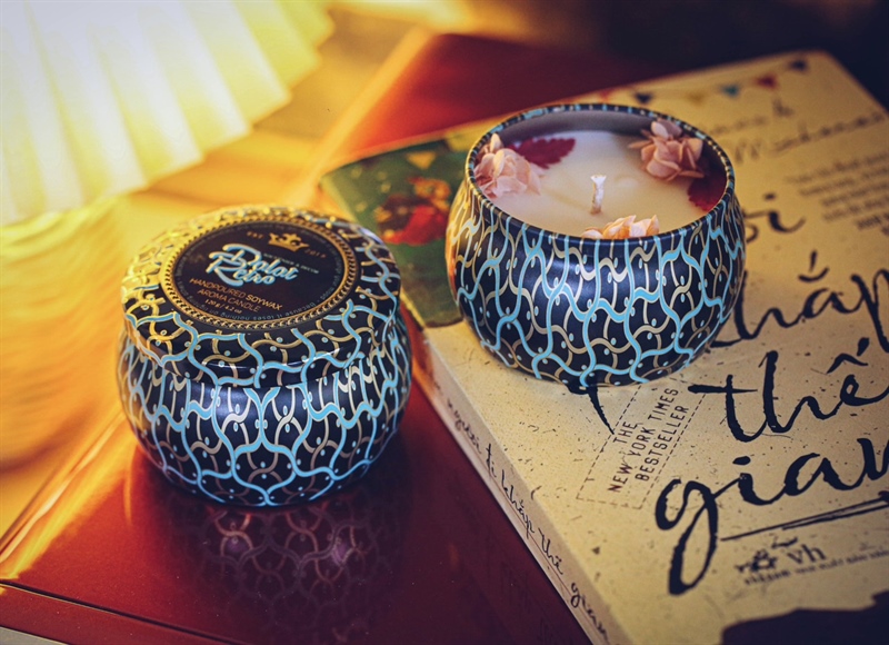 Nến thơm, 120g, hộp, mẫu hộp thiếc hoa văn, hương nectarine and bamboo, Dalat Retro