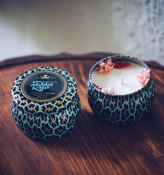Nến thơm, 120g, hộp, mẫu hộp thiếc hoa văn, hương nectarine and bamboo, Dalat Retro